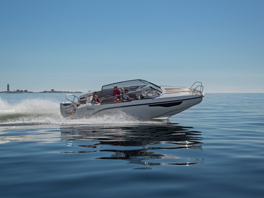 Esimerkki Oy Brandt AB:n tuotekuvista: Honda Silver Raptor -vene